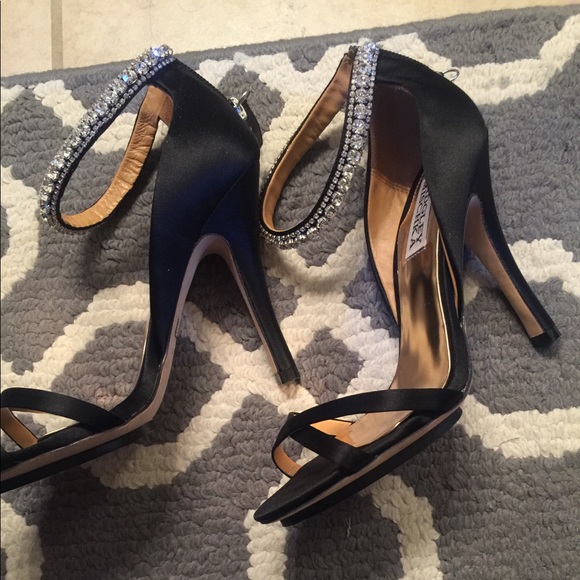 badgley mischka t strap heel